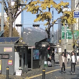 Soulin kaduilla aurinkopaneelit tulevat tutuiksi. Niitä on talojen ja kioskien katoilla, parvekkeilla ja bussipysäkeillä. Katja Lamminen
