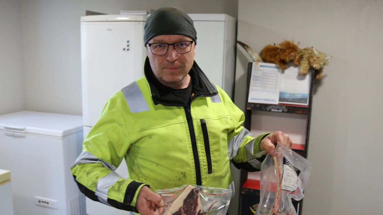 Käytännössä kaikki liha menee loppukäyttäjälle pakasteena, mikä pitää hävikin olemattomana, Timo Svan näyttää.