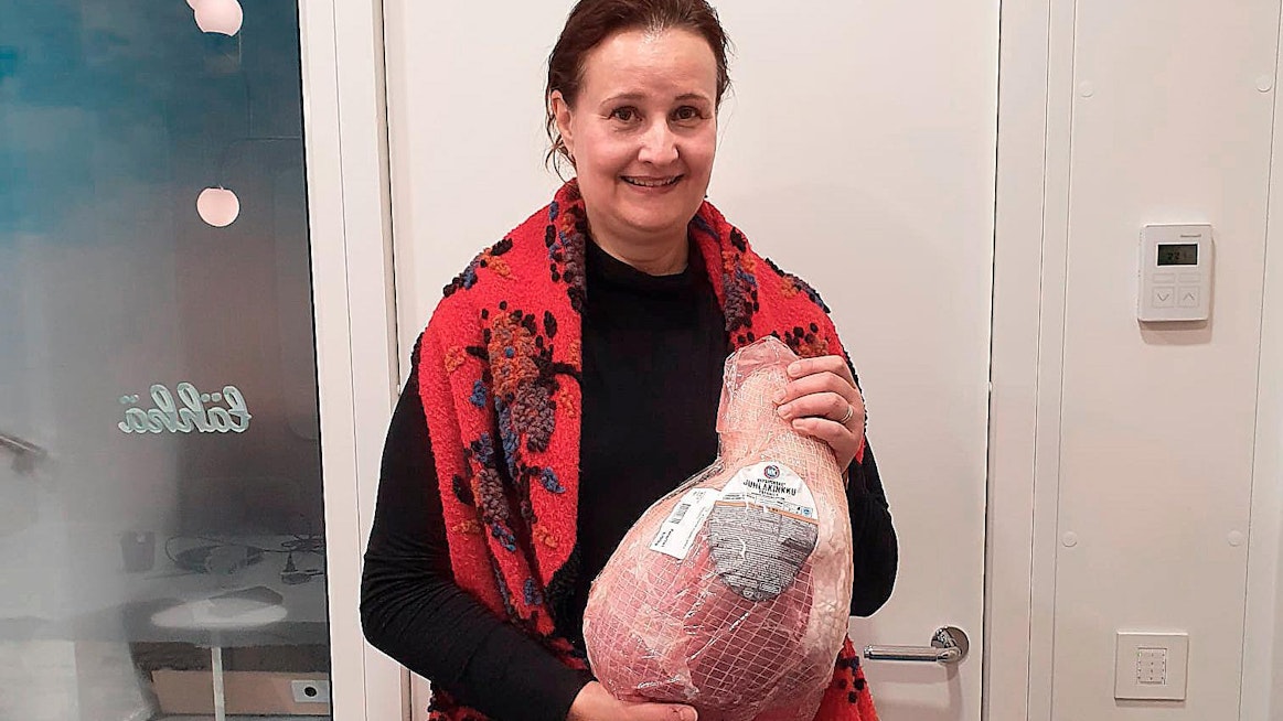 Kinkun toimitti Juhana Vartiaisen työpaikalle Helsingin kaupungintalolle MTK:n sikaverkoston puheenjohtaja Taru Antikainen.