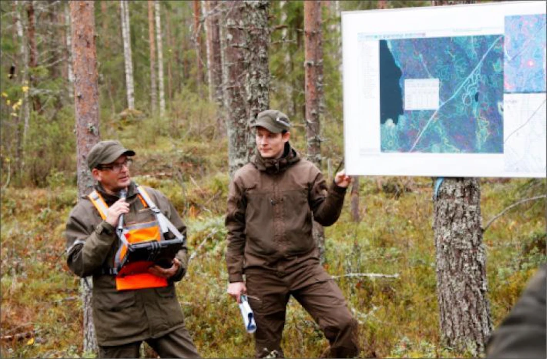 Metsähallituksen suunnittelija Risto Ryynänen (vas.) ja projektipäällikkö Samuli Myllymäki esittelivät laseraineistoja hyödyntävää maastotietokonetta. SARI PENTTINEN