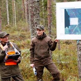 Metsähallituksen suunnittelija Risto Ryynänen (vas.) ja projektipäällikkö Samuli Myllymäki esittelivät laseraineistoja hyödyntävää maastotietokonetta. SARI PENTTINEN