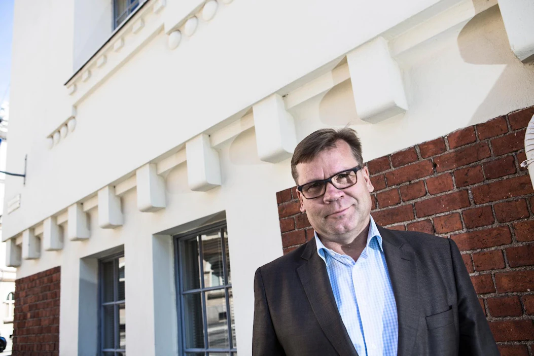 Keskon pääjohtaja Mikko Helander ihmettelee S-ryhmän kaupallisen johtajan esitystä Ässäpäivillä syyskuussa.