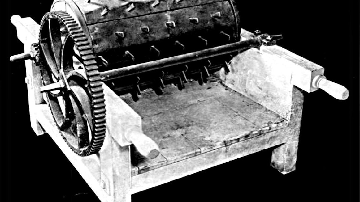 J. I.Case aloitti uransa myymällä Ground Hog (murmeli) -puimakoneita. Niissä oli pelkkä kela, joka saatiin vauhtiin moninkertaisella hammaspyörävälityksellä. Esikuvana oli skottilaisen Andrew Meiklen v.1786 kehittämä kone.