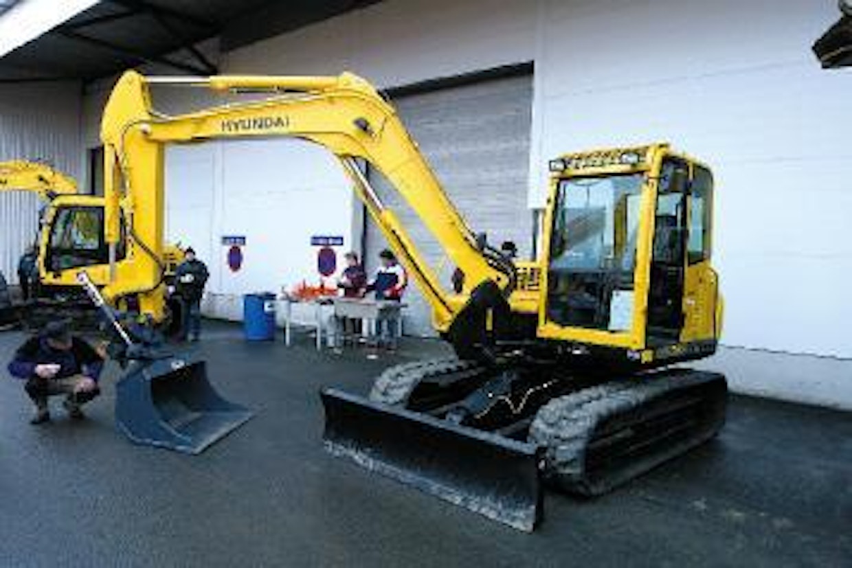Hyundai Robex75-7 -kaivukone oli esillä Suomen Telakone Oy:n talvipäivillä kumitela-alustaisena versiona. Kone täydentää nykyistä Hyundain 7-sarjan kevyempää mallistoa. Ulkomitoiltaan pieni kone on suunnattu kaivukonetta taajamaolosuhteissa tarvitseville yrittäjille.