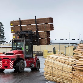 Teollisuusliitto ilmoitti sunnuntaina kolmen päivän lakoista kymmenellä toimialallaan 9.–11. joulukuuta. Mekaanisesta metsäteollisuudesta lakon piirissä on sahoja sekä vaneri- ja liimapuutehtaita.