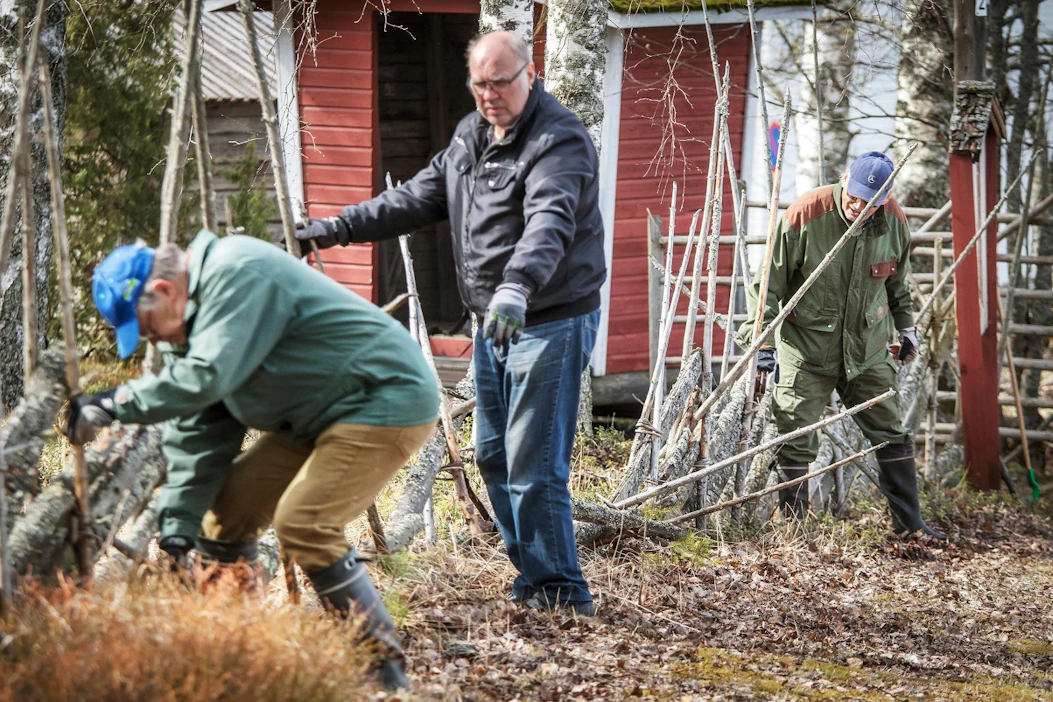 Polvijärvi-yhdistys aikoo järjestää kesällä aidanrakennustalkoita, joissa huomioidaan turvavälit. Mallia näyttävät Jouko Iivanainen, Rauno Wiander ja Olli Karttunen.