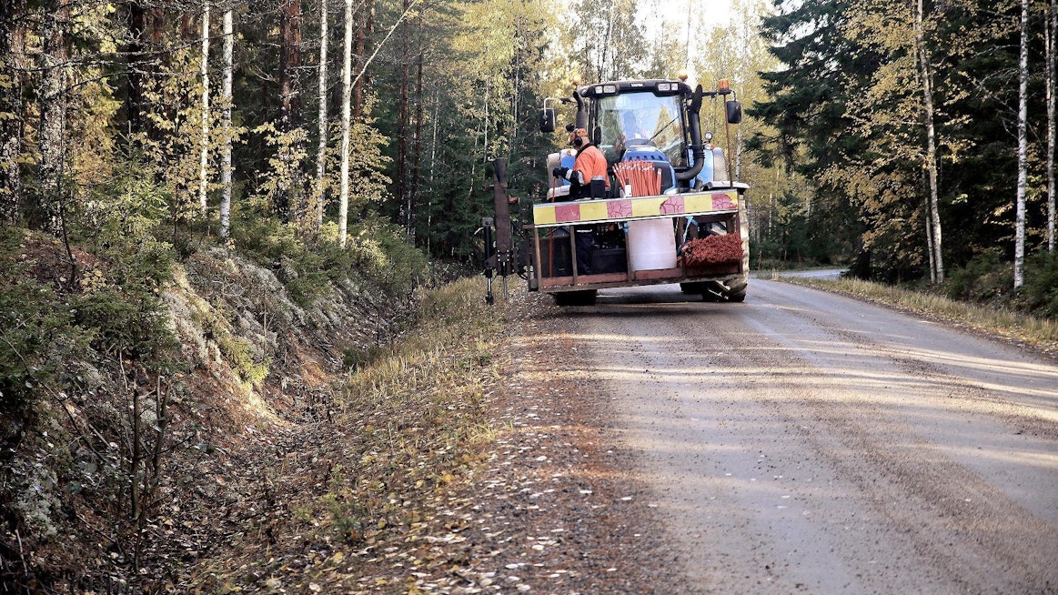 Etunostolaitteeseen kytketty pystytyskone painaa noin 600 kiloa.