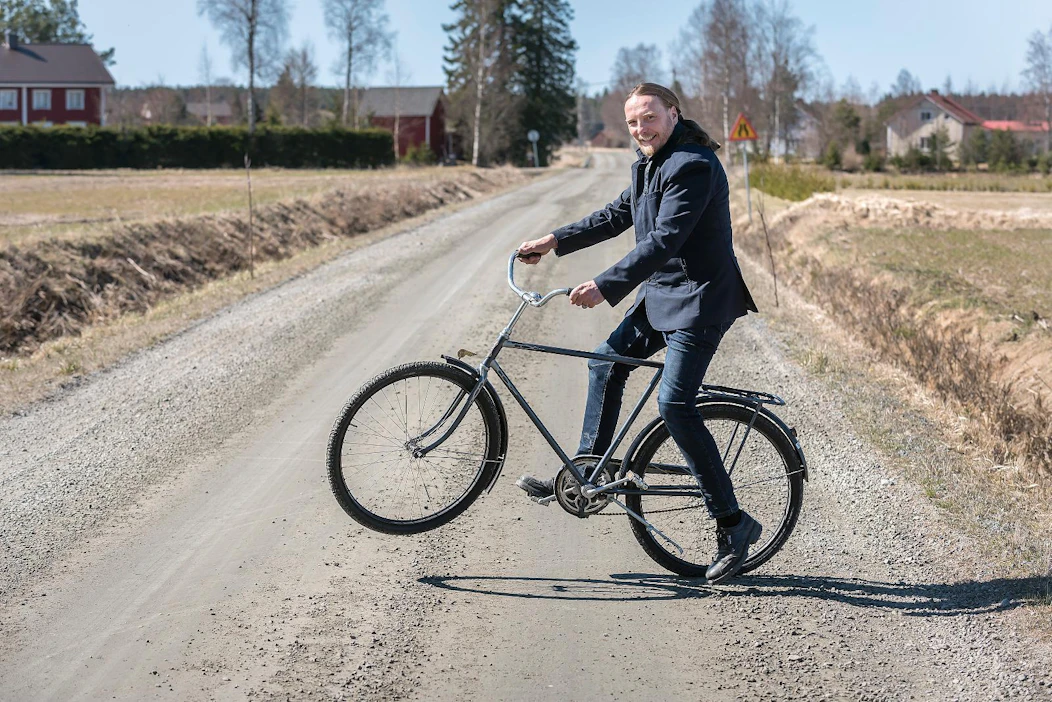 Simo Ralli käy yhä mielellään markkinoilla, sillä torimyynnin tohina on hänelle perin tuttua jo vuosien takaa.
