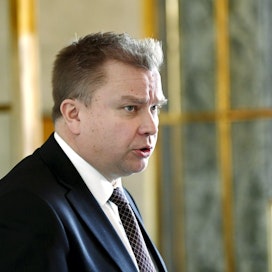 Puolustusministeri Kaikkonen (kesk.) tapasi toimittajia eduskunnassa ennen täysistuntoa.