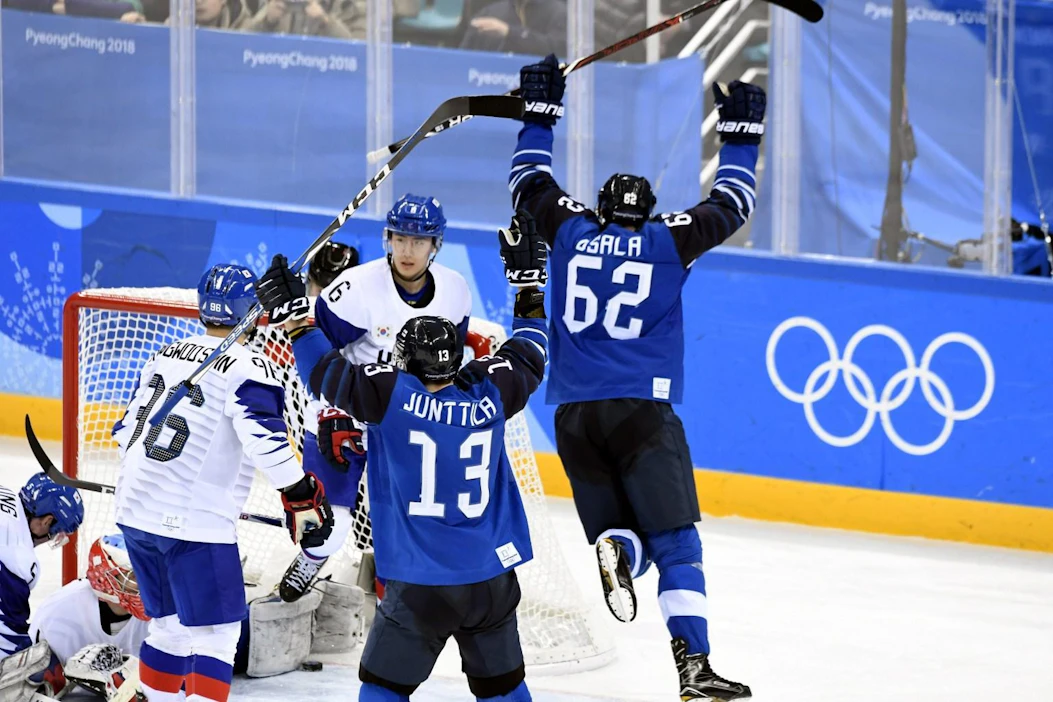 Leijonien Julius Junttila ja Oskar Osala juhlivat Suomen maalia Etelä-Koreaa vastaan. LEHTIKUVA / HEIKKI SAUKKOMAA
