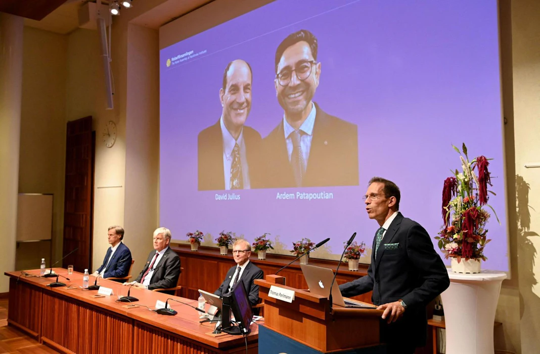 Lääketieteen Nobel-palkinnon saavat David Julius ja Ardem Patapoutian. Palkinnosta kertoi Nobel-komitean sihteeri Thomas Perlmann (oik.). LEHTIKUVA / AFP
