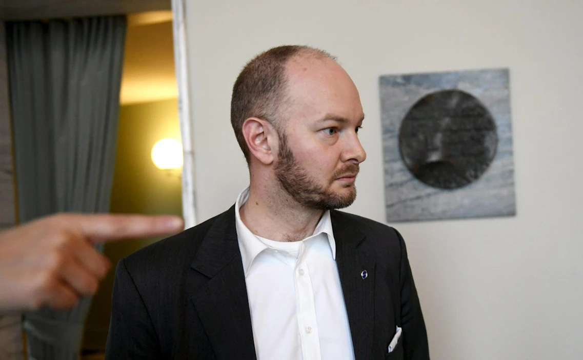 Sampo Terho kertoo vetäytyvänsä päivänpolitiikasta, kun toimitusministeristön ministerin tehtävät on hoidettu. LEHTIKUVA / Martti Kainulainen