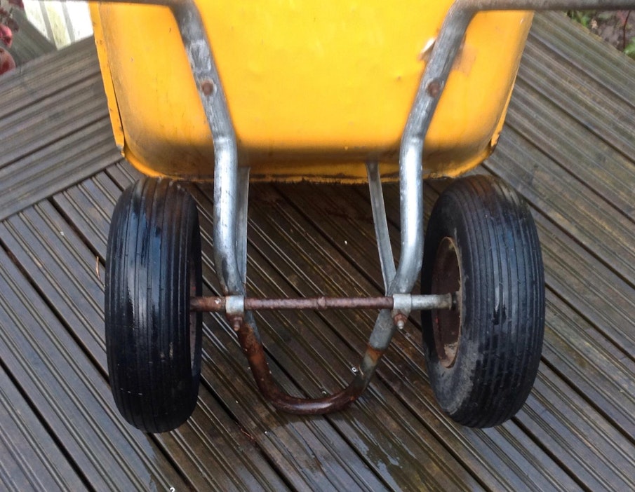 Kilpailusuorituksessa lantaa työnnetään kottikärryillä 100 metrin matka.