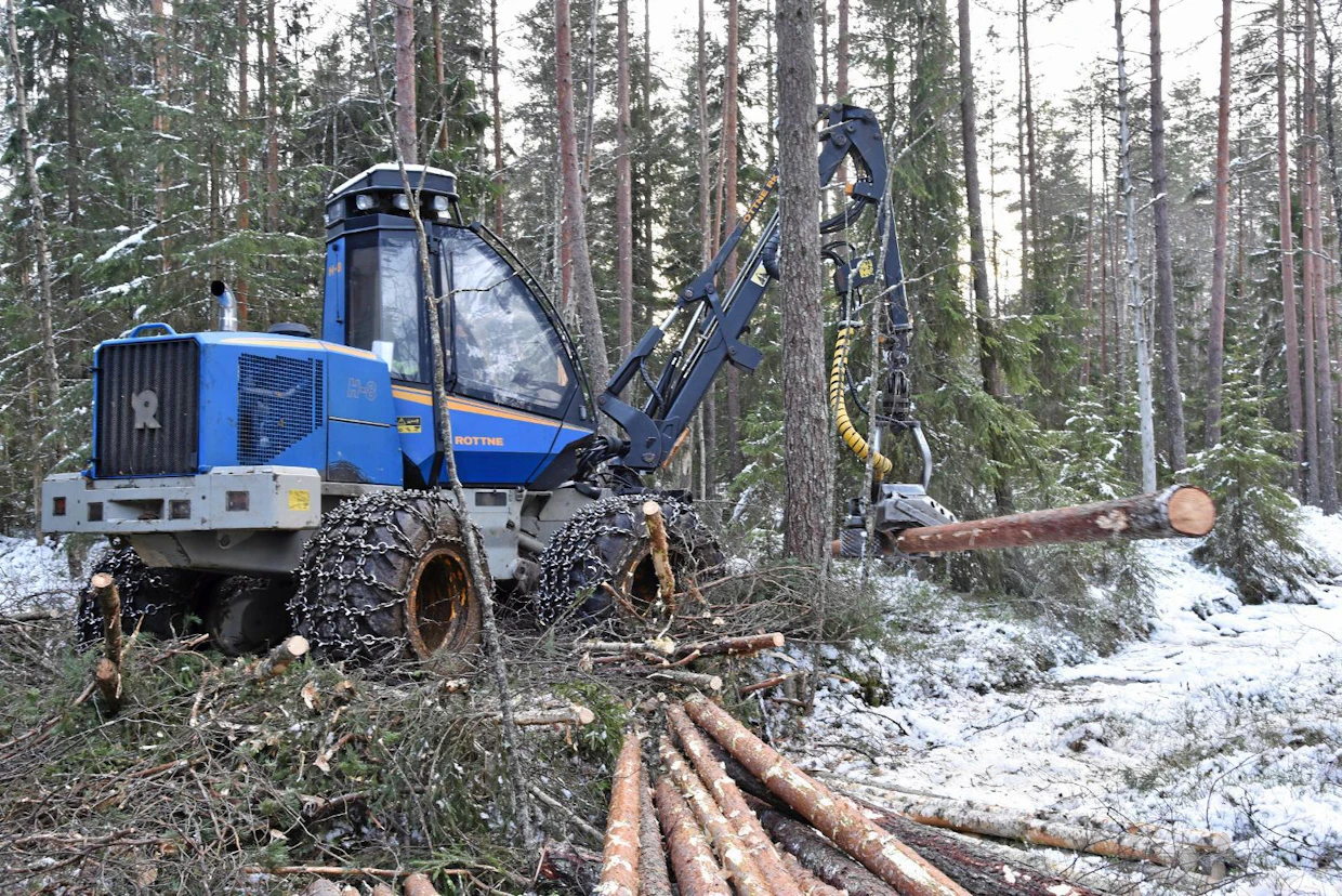 Rottnen harvesteri painaa 8 000 kiloa, mikä on noin puolet normaalikokoisen harvesterin painosta. Myös Sampo Rosenlew valmistaa kevyitä, harvennuksille tarkoitettuja metsäkoneita.