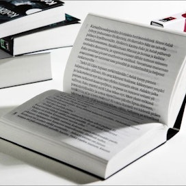 Minikirjan aukeamalla on sama tekstimäärä kuin normaalikokoisen kirjan yhdellä sivulla. Kari Salonen