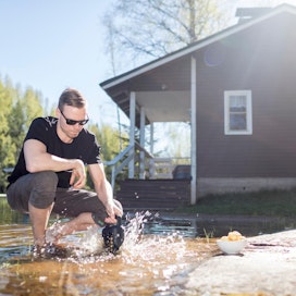 Pari Vesaa ja Masa Oy:n toimitusjohtaja Matti Rautkivi (Masa) esittelee perunanpesimen toimintaa mökkirannalla Virroilla.