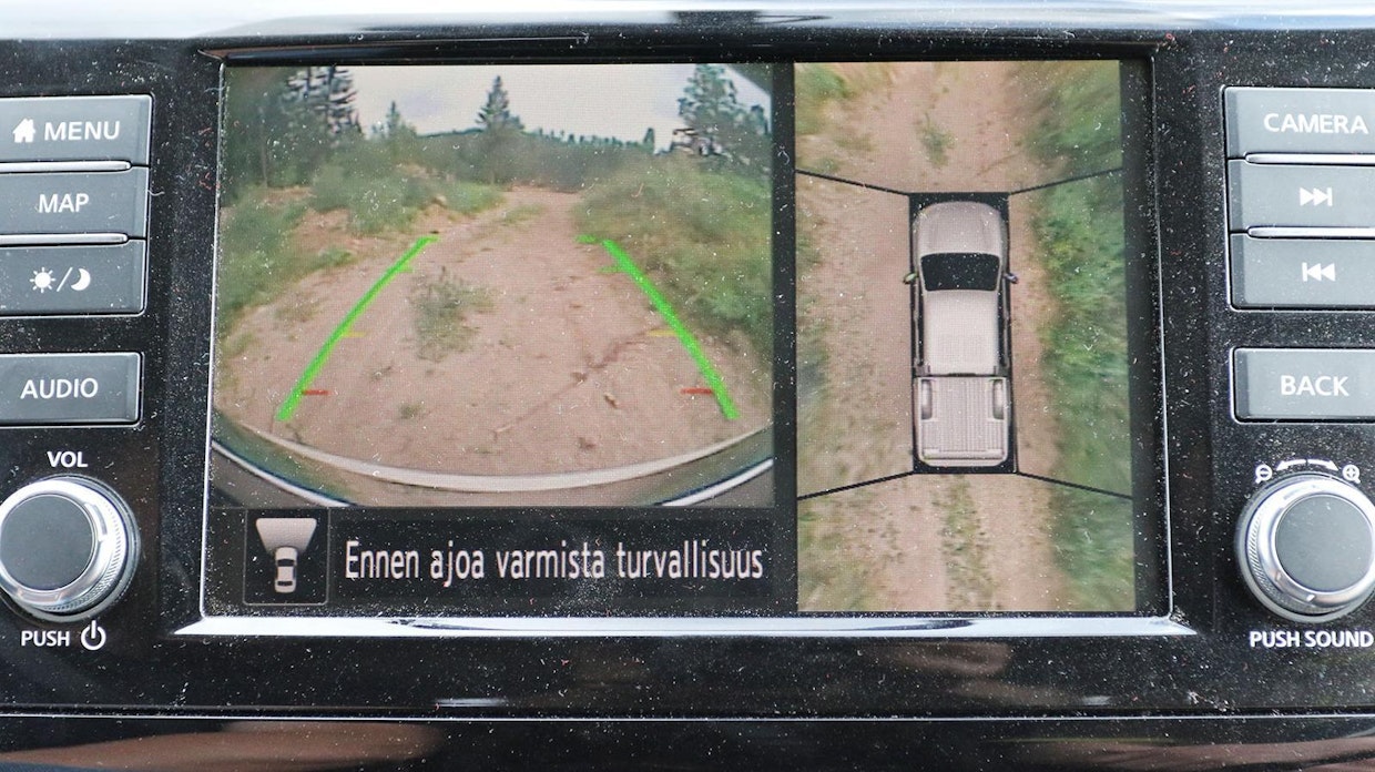 Ulkoisista kameroista muokataan radion näytölle täydellisesti auton ympäristön näyttävä kuva. Parkkipaikoilla ja maastossa kolhujen riski vähenee. Kamerat toimivat sen verran hyvin, että testin lopussa oli suorastaan kummallista palata ajamaan autolla, jossa ei ollut kameroita. Mitsubishissa näytettävä alue oli aavistuksen Nissania suurempi.
