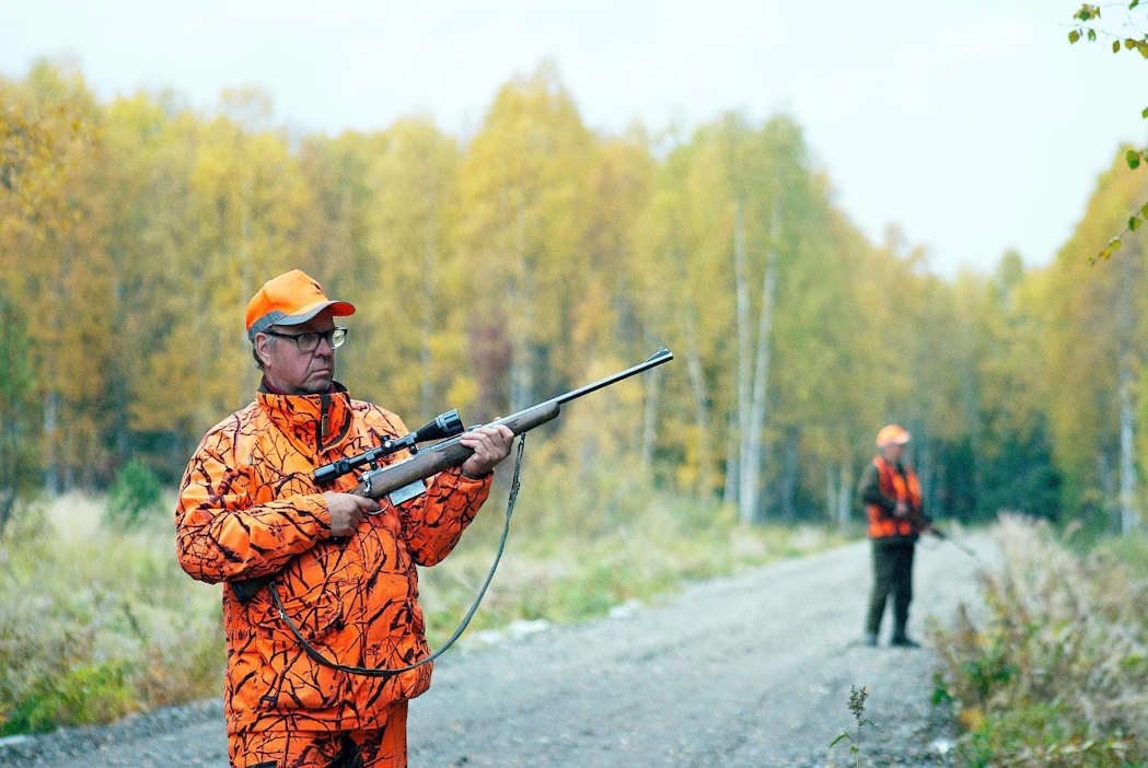 Pekka Rapo (edessä) ja Tapani Rönkkö passittavat hirviä Liedakkalan Metsämiesten pyyntimaita halkovalla uudella Kortenivan metsätiellä.