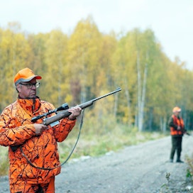 Pekka Rapo (edessä) ja Tapani Rönkkö passittavat hirviä Liedakkalan Metsämiesten pyyntimaita halkovalla uudella Kortenivan metsätiellä.