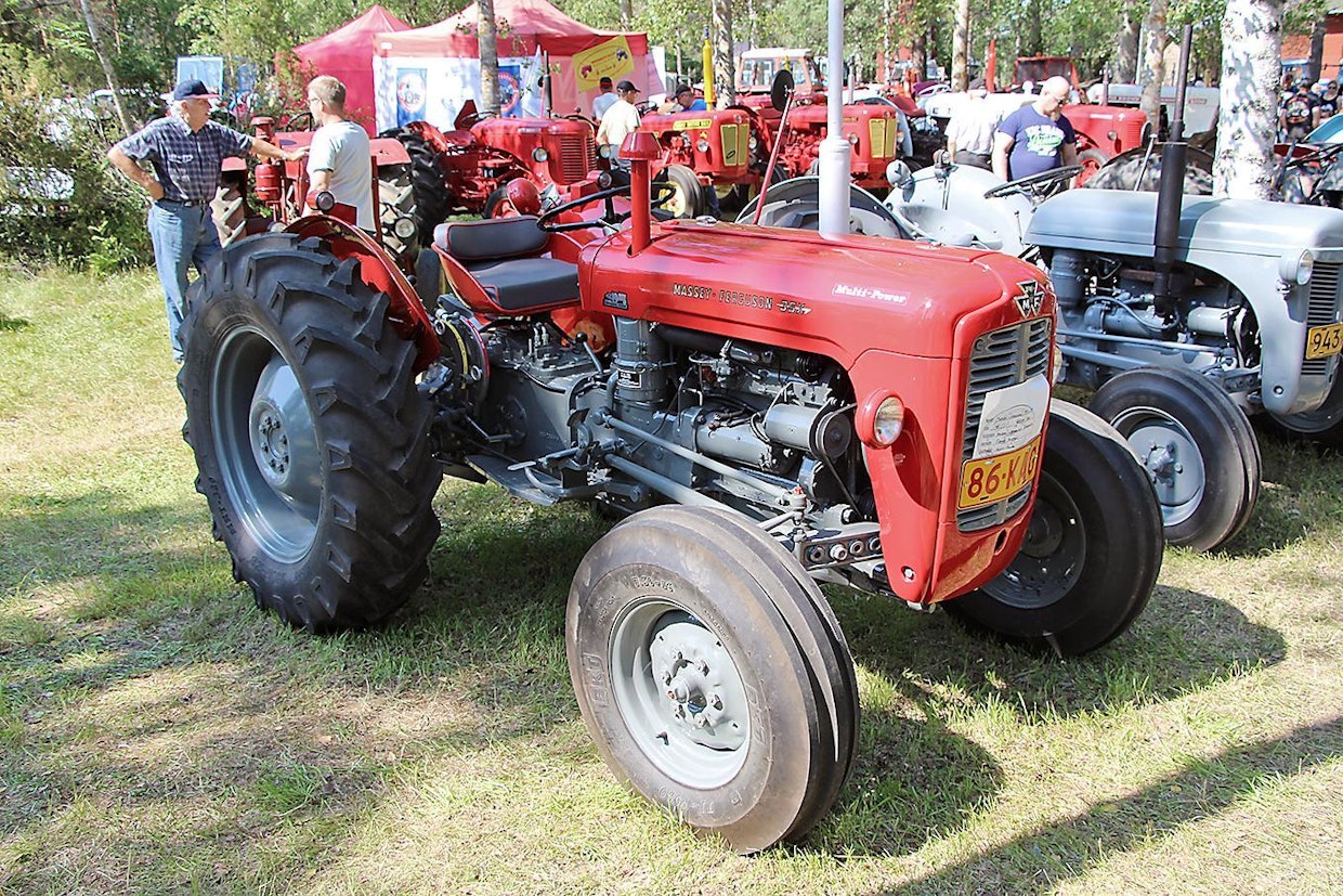 Massey-Ferguson 35 oli 60-luvun alun suosituimpia traktorimalleja, moni viljelijä pitää sitä edelleen kaikkien aikojen parhaana traktorina. Nyt se kuuluu mökkitraktoreiden kärkeen. Siitä oli olemassa kolmea dieselversiota, joista viimeisen 35X:n kaksoiskytkimellä varustettuun &quot;de Luxe&quot;-malliin sai Multi-Power-pikavaihteen. Perkinsin 3-sylinterisesssä etukammiodieselissä on 45 hv, painoa noin 1,5 tonnia. (Oulainen)