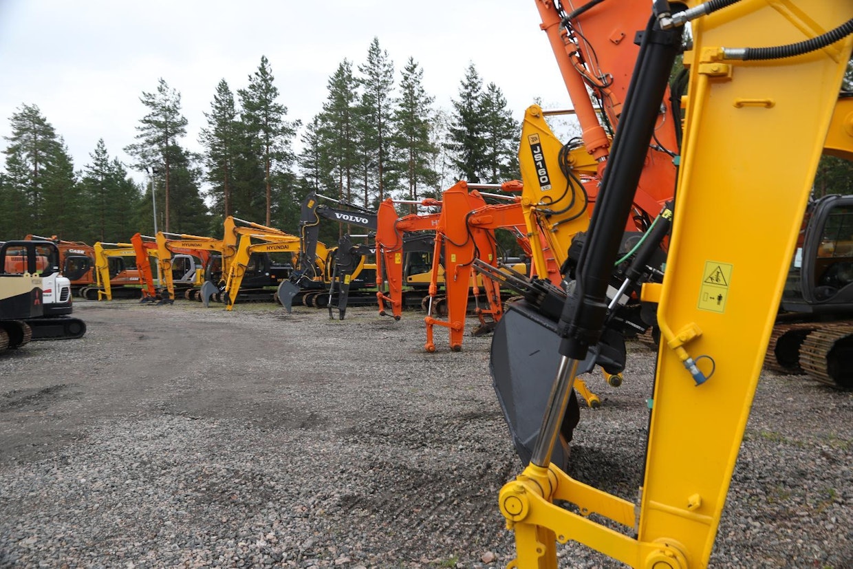 Käytettyä konetta tiukalla budjetilla hankkivan kannattaa miettiä erityisesti käyttötarkoitusta. Isommankin saa edullisesti, mutta esim. telaremontteihin on syytä varautua.