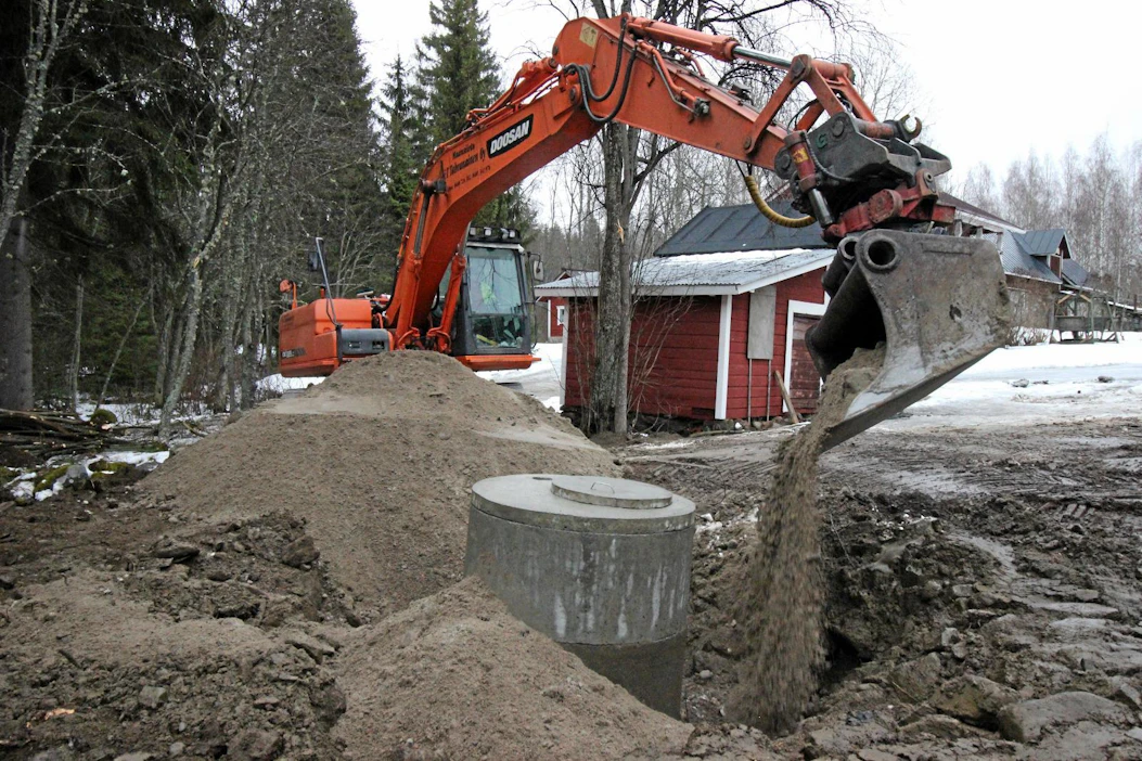 Tahvanaiset ovat vuosien varrella rakentaneet ja kunnostaneet tuhatkunta vesikaivoa.