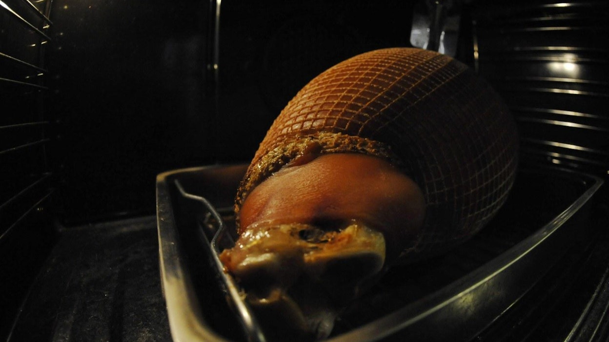 Viime vuonna kinkun paistinrasvaa kertyi 12 000 litraa. LEHTIKUVA / Timo Jaakonaho