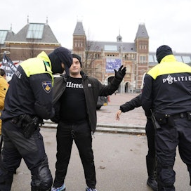 Poliisi otti Amsterdamissa kiinni kymmeniä mielenosoittajia. LEHTIKUVA/AFP
