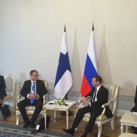 Juha Sipilä ja Dimitri Medvedev vaihtavat mielipiteitä ensimmäistä kertaa.