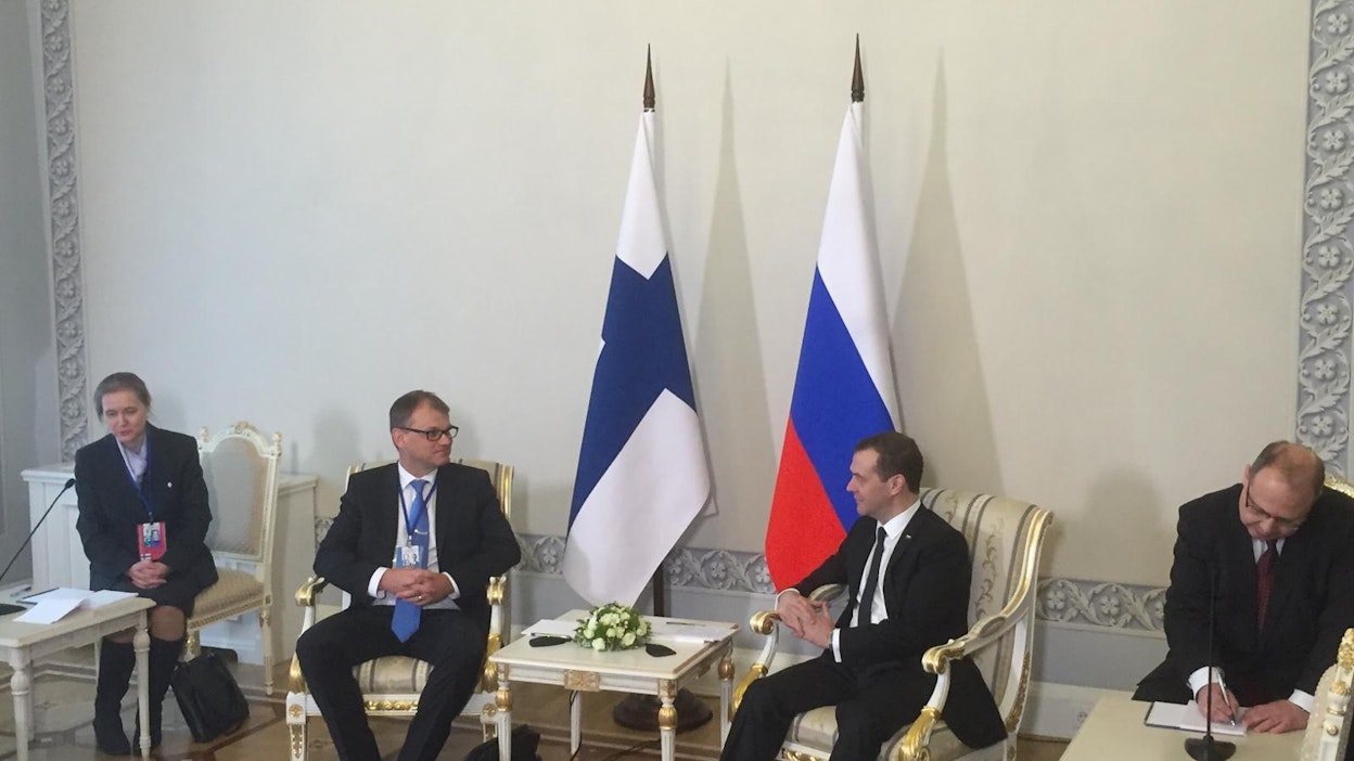 Juha Sipilä ja Dimitri Medvedev vaihtavat mielipiteitä ensimmäistä kertaa.