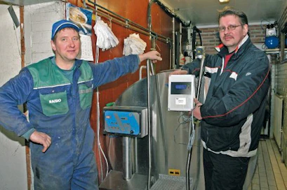 Kuusisto-Laakso ja keskusyksikkö samaa kokonaisuutta: &amp;quot;Timo (vas) ja Soili Kuusiston tilalla a-Milk on ollut käytössä kohta vuoden päivät. Erkki Laakson (Ertela Oy, oik) kädessä tuore esittelymalli, jossa on mukana myös reaaliaikanäyttö. Näytöltä on heti nähtävissä, että kaikki on kunnossa. Lisäksi vihreä valo ilmoittaa, että mitään häiriöitä ei ole esiintynyt sitten edellisen noutokerran. Punainen valo ilmoittaisi, jos jaksolla on ollut jokin normaalista poikkeava tilanne. Tällöin voidaan tarkistaa, mikä on ollut poikkeaman syy.