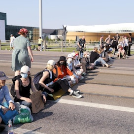 Ympäristöliike Elokapinan mielenosoittajat istuivat Mannerheimintiellä kesäkuussa.