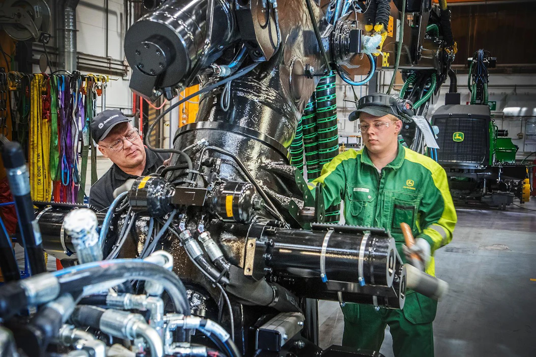 John Deere on investoinut suomalaiseen metsäkoneliiketoimintaan tällä vuosikymmenellä yli 50 miljoonaa euroa. Antti Leppänen (vas.) ja Oskari Törrönen työskentelivät Joensuun tehtaan linjalla viime viikolla.
