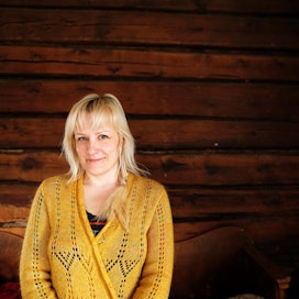 Kati Hiekkapelto muutti äitinsä kotiseudulle Hailuotoon 2000-luvun alussa.