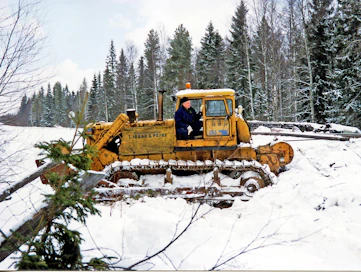 Caterpillar D8 vinssasi ratapenkan vastapuolelta käyttäen tukenaan penkkaa.