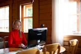 Kahdella kodilla on toistaiseksi paikkansa Minna Kauria-Kojon perheessä. "Näen, että ainakin niin kauan kuin lapset ovat alakouluikäisiä, mennään tällä hybridimallilla. Katsotaan sitten myöhemmin, tuleeko jossain kohtaa enemmän siirtymistä etätöihin.”