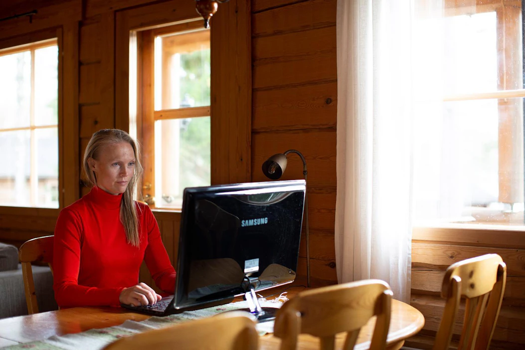Kahdella kodilla on toistaiseksi paikkansa Minna Kauria-Kojon perheessä. "Näen, että ainakin niin kauan kuin lapset ovat alakouluikäisiä, mennään tällä hybridimallilla. Katsotaan sitten myöhemmin, tuleeko jossain kohtaa enemmän siirtymistä etätöihin.”