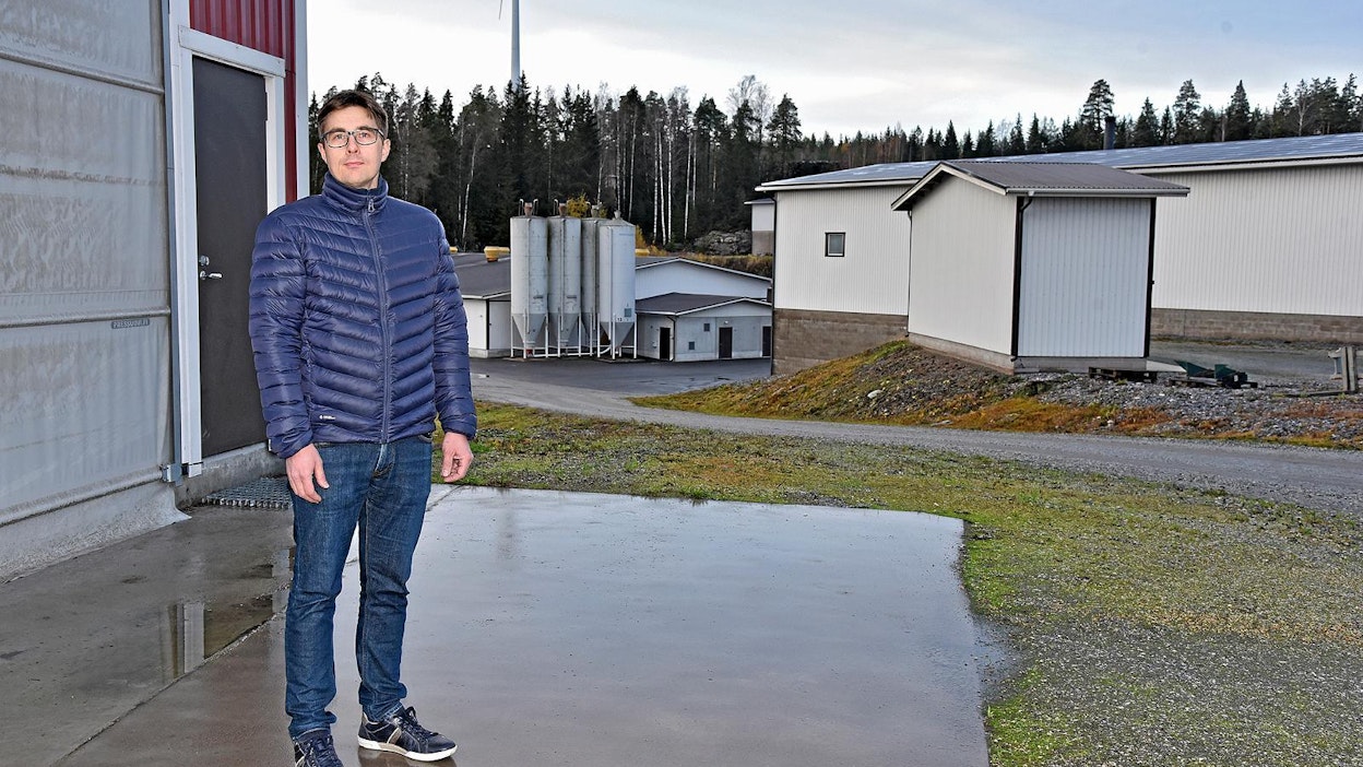 Jussi Oittisen viimeisin investointi on oikealla näkyvän konehallin katolle asennettu aurinkovoimala, joka tuottaa 40 000–50 000 kilowattituntia sähköä vuodessa. Takana näkyvä tuulivoimala on pystytetty vuonna 2005. Viljankuivuri lämpiää hakkeella ja kauran kuorella.