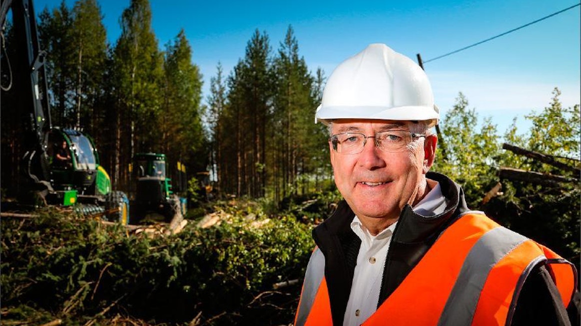 Deere & Companyn pääjohtajan Samuel R. Allenin Joensuun-vierailu osui aurinkoiseen syyspäivään. ”Poikkeuksellisesti pääsin tänne nyt kesäkaudella, yleensä olen talvella tai aikaisin keväällä”, Allen iloitsi käyntinsä ajoitusta. Lari Lievonen