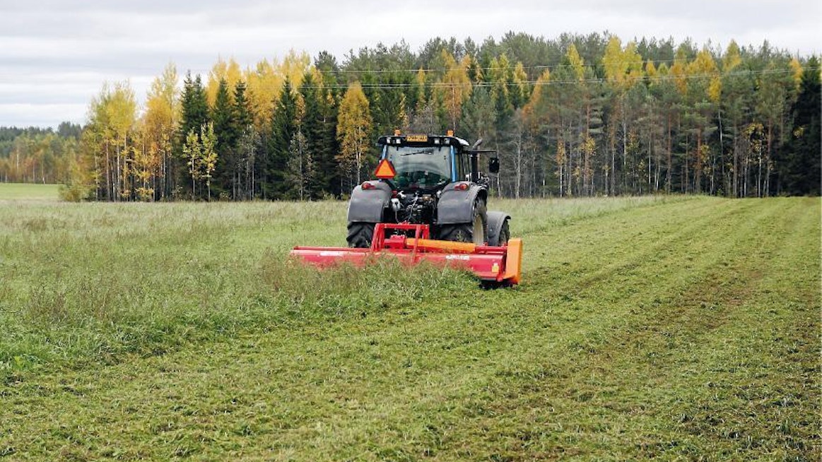 Reheväkin heinikko silppuuntuu hyvin. Kuvassa silppuri on kytketty taakseajolaitteilla varustettuun traktoriin.