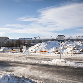 Lumikuorma toisensa perään odottaa kuljetusta Olympiastadionin pysäköintialueelta Helsingissä.