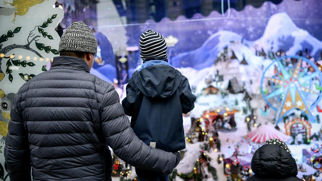 Isät kertovat tutkimuksessa saavansa voimavaroja puuhista lasten kanssa. LEHTIKUVA / Aku Häyrynen