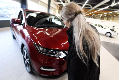 Moni suunnittelee taas auton ostamista. Myös asunnon ostamista tai kodin peruskorjaamista harkitaan monessa taloudessa. LEHTIKUVA / VESA MOILANEN