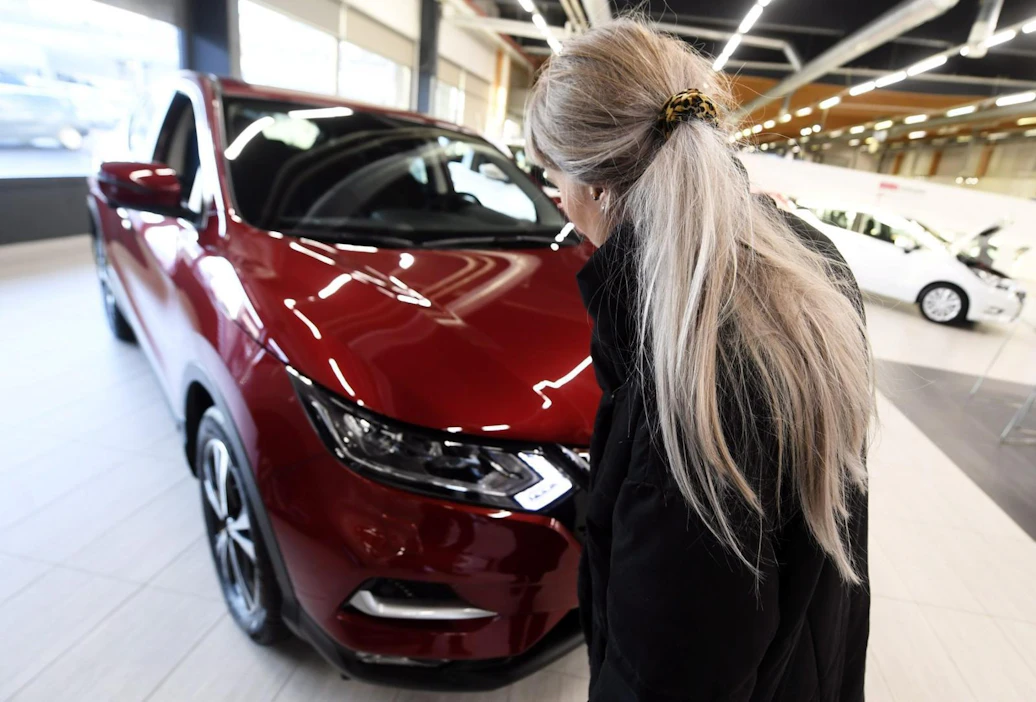 Moni suunnittelee taas auton ostamista. Myös asunnon ostamista tai kodin peruskorjaamista harkitaan monessa taloudessa. LEHTIKUVA / VESA MOILANEN