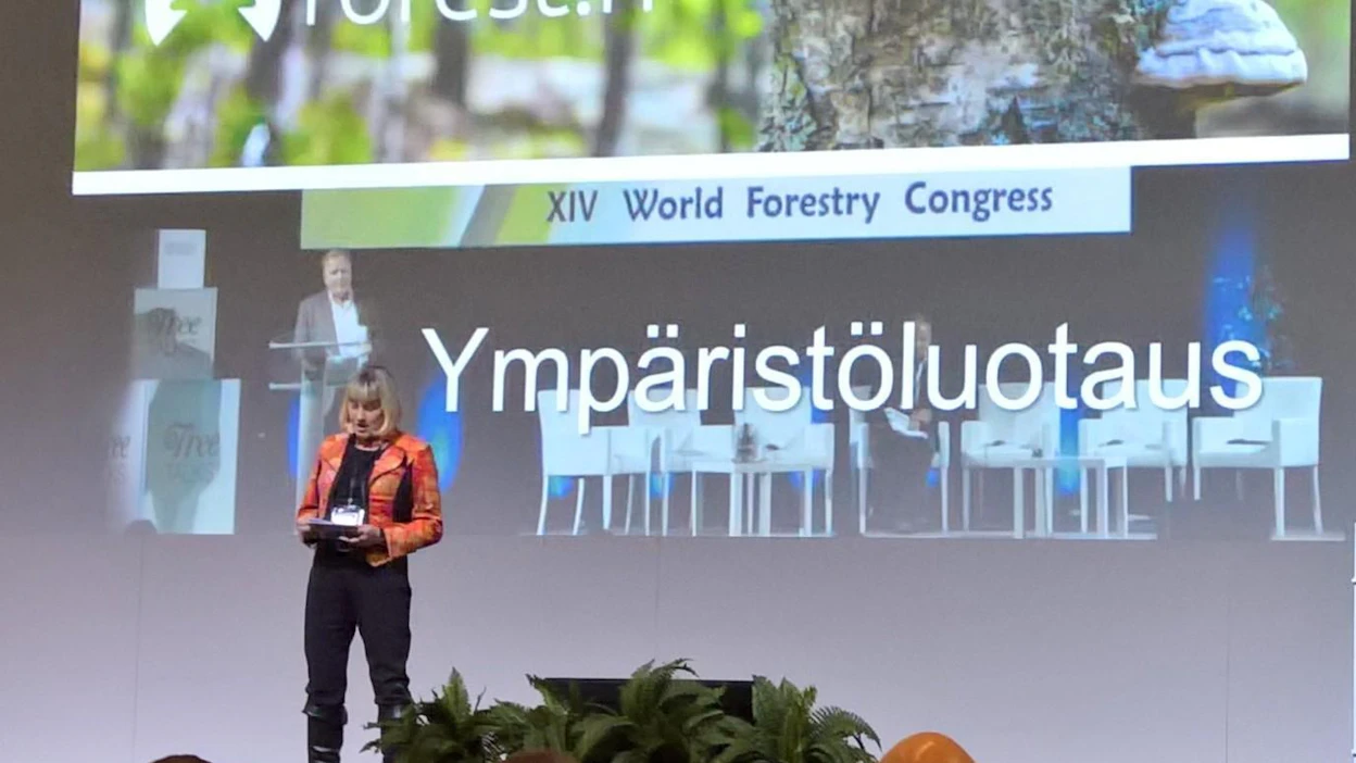 "Metsäalaan uskotaan, mutta tulevaisuus voi olla toisenlainen", varoitti Eeva Hellström Metsäpäviien avauksessa.