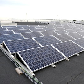 Investointi aurinkosähköön kannattaa kiinteistöissä, jotka pystyvät hyödyntämään tuotetun sähkön itse. Kuvan aurinkopaneelit sijaitsevat Postin logistiikkakeskuksen katolla.