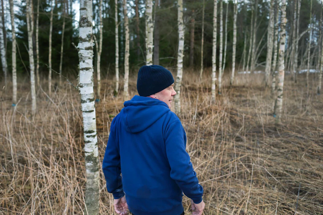 Jukka Syrjälä on tyytyväinen 15 vuotta sitten istutettuun koivikkoonsa, joka oli välillä jo tuhoon tuomittu.