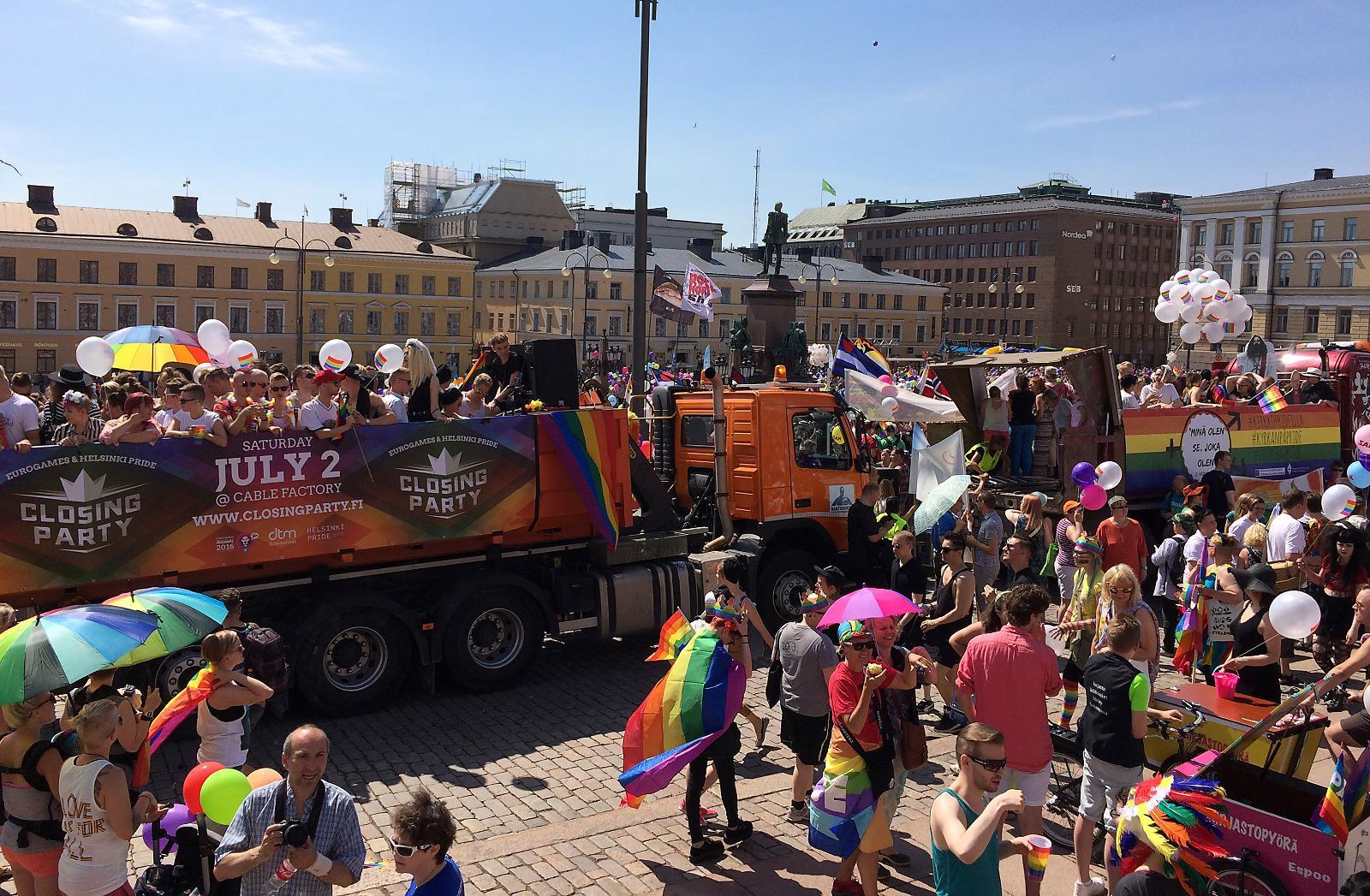 Pride-kulkue Lähti Helsingin Senaatintorilta – Paikalla ...