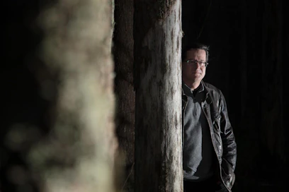 Metsäbiotalouden professori Jyrki Kangas saa tunnustuksen metsiin pohjautuvan hyvinvoinnin kehittämisestä ja ekologisen tulevaisuuden edistämisestä.