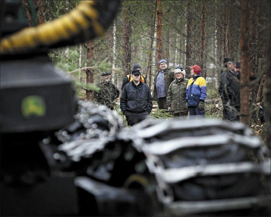 Jaakko Kilpiäinen Innokkaimmat metsänomistajat saapuivat metsätapahtumaan jo yhdeksältä, vaikka ilmoitettu aloitusajankohta oli 10.00.